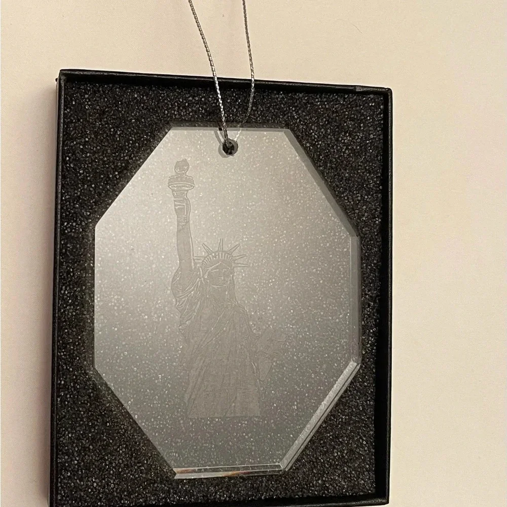 NIB Statue of Liberty Etched Glass Ornament